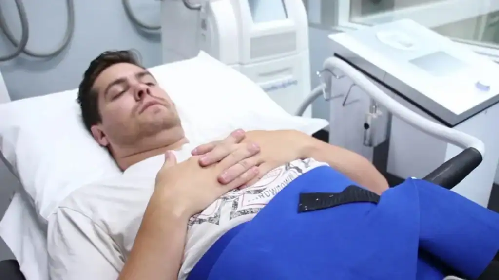 Image of male having body contouring Wokingham 	 treatment