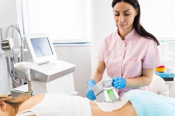 Cryolipolysis Wokingham 	 treatment on a person's back to reduce fat.